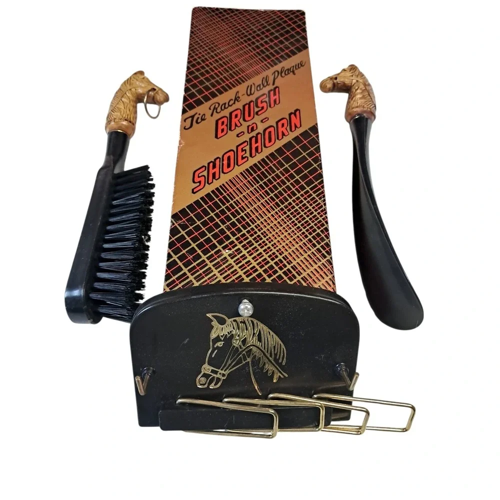 TIE RACK WALL PLAQUE BRUSH And SHOEHORN HORSE HEAD 3 PIECE SET VINTAGE RETRO !!